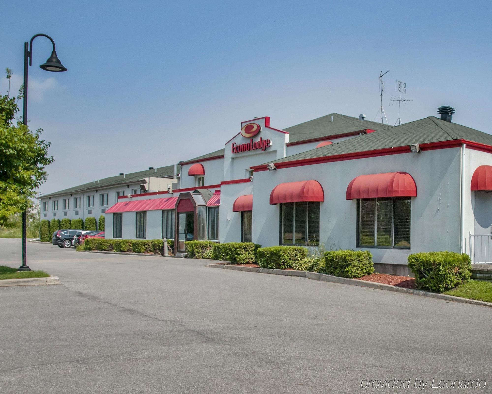 Econo Lodge Laval Kültér fotó